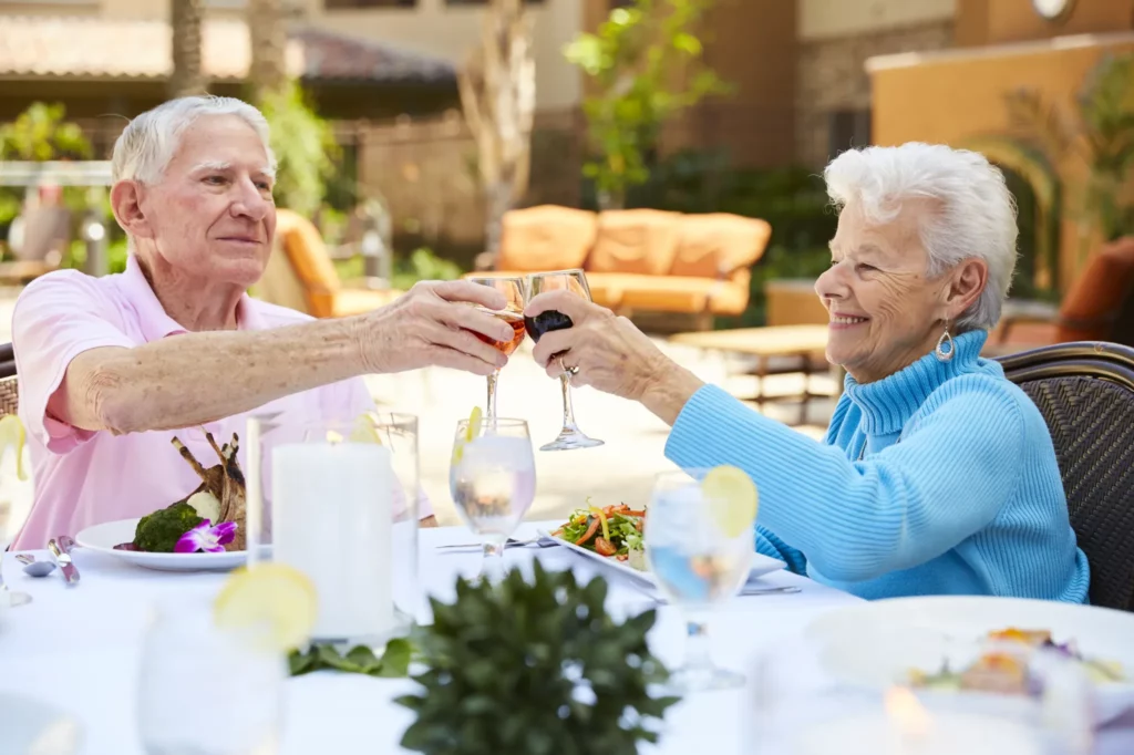 valencia-terrace_resident-couple_toasting_wine_outdoor-dining_0687